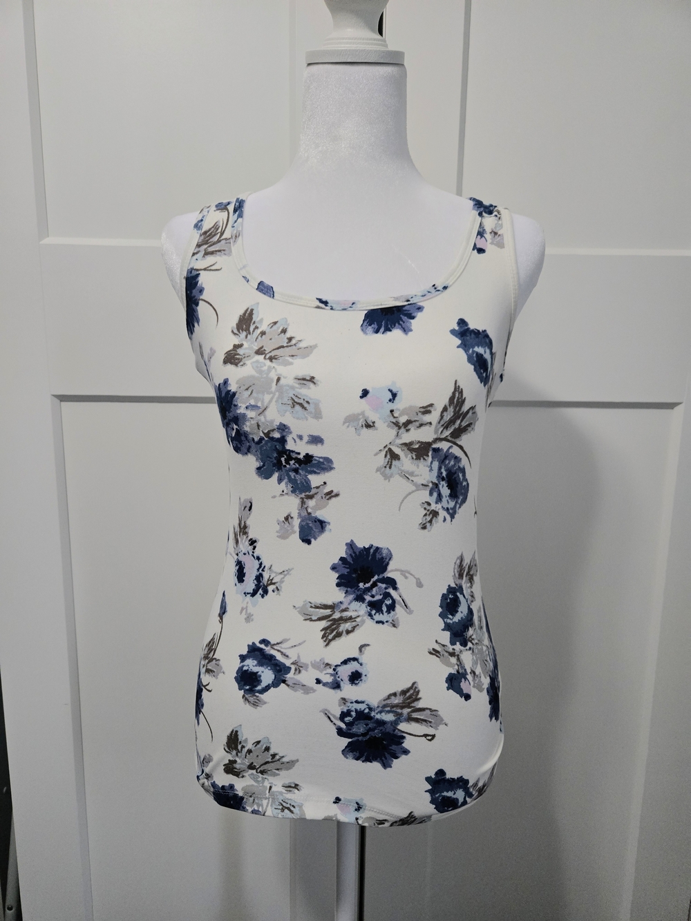 Rue21 White Tank Top with Blue & Gray Floral Print